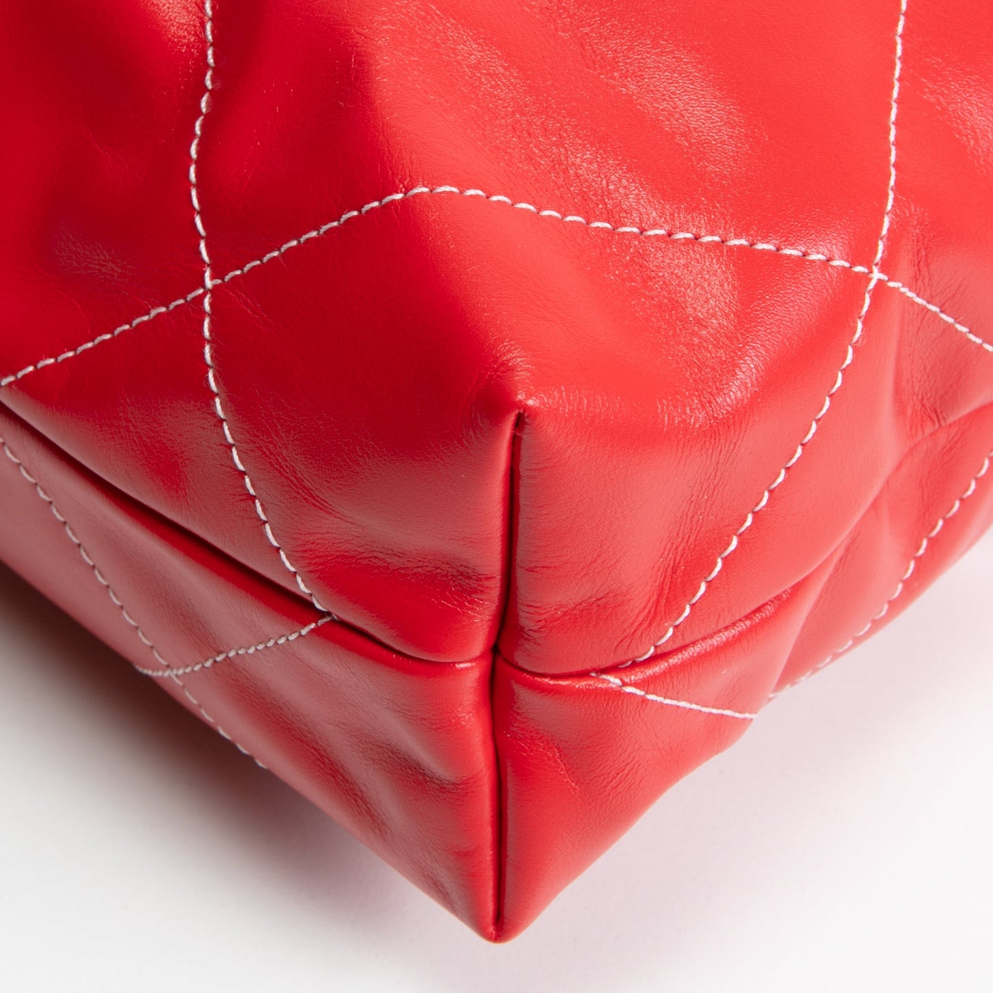 CHANEL 22 Shiny Quilted Calfskin Small Hobo - Red