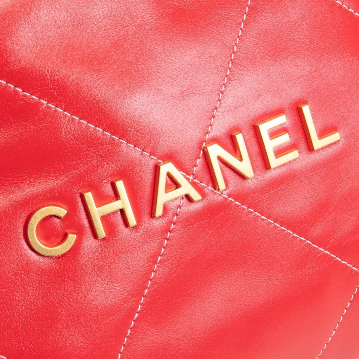 CHANEL 22 Shiny Quilted Calfskin Small Hobo - Red