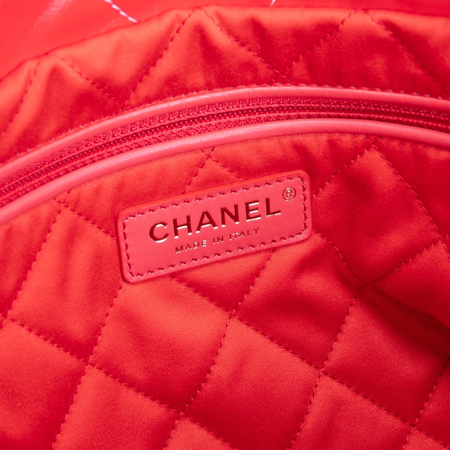 CHANEL 22 Shiny Quilted Calfskin Small Hobo - Red