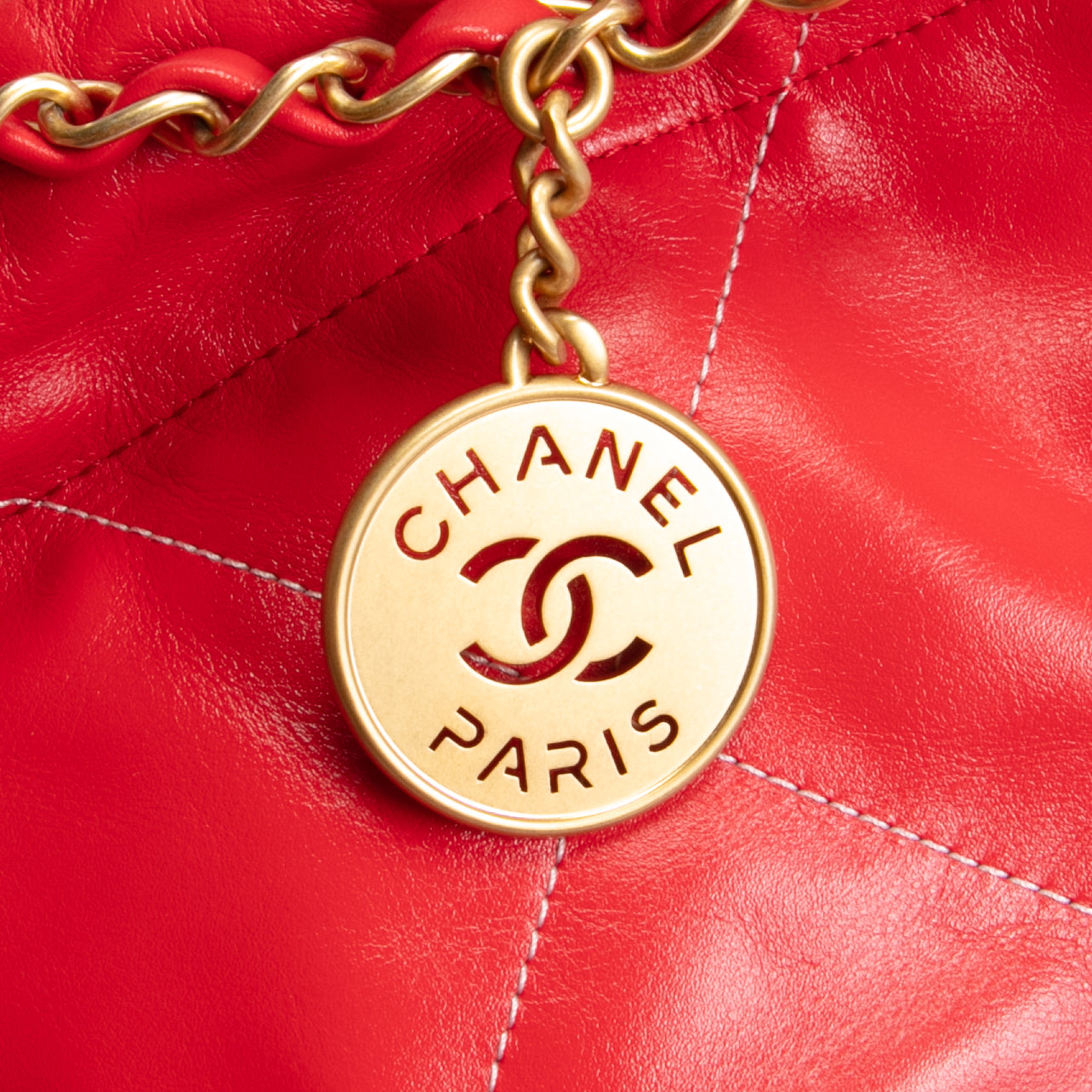 CHANEL 22 Shiny Quilted Calfskin Small Hobo - Red