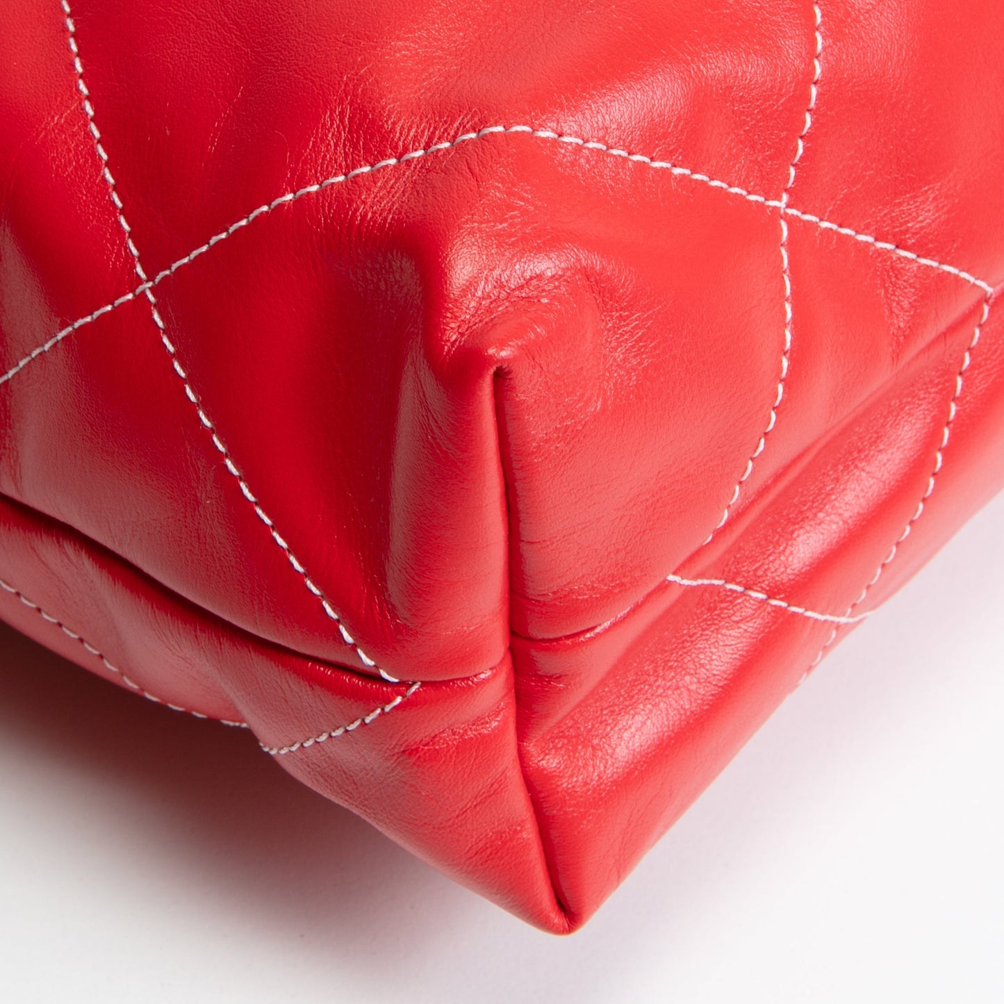 CHANEL 22 Shiny Quilted Calfskin Small Hobo - Red