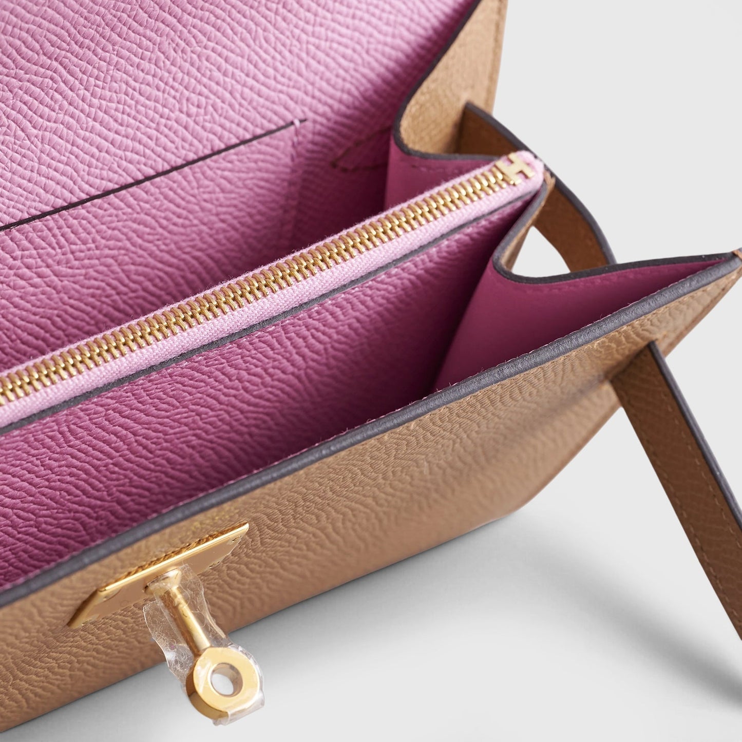 Hermès Kelly To Go Epsom Biscuit/Mauve Sylvester Gold Hardware